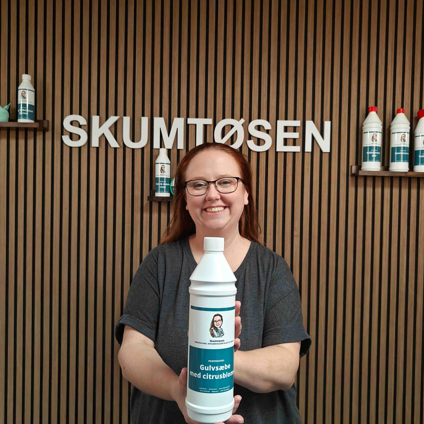 Skumtoesen guldsæbe med duft af citronblomst. bruges til vask af alle typer gulve. efterlader ikke striber og fjerner skidt og pletter med lethed på beskidte gulve