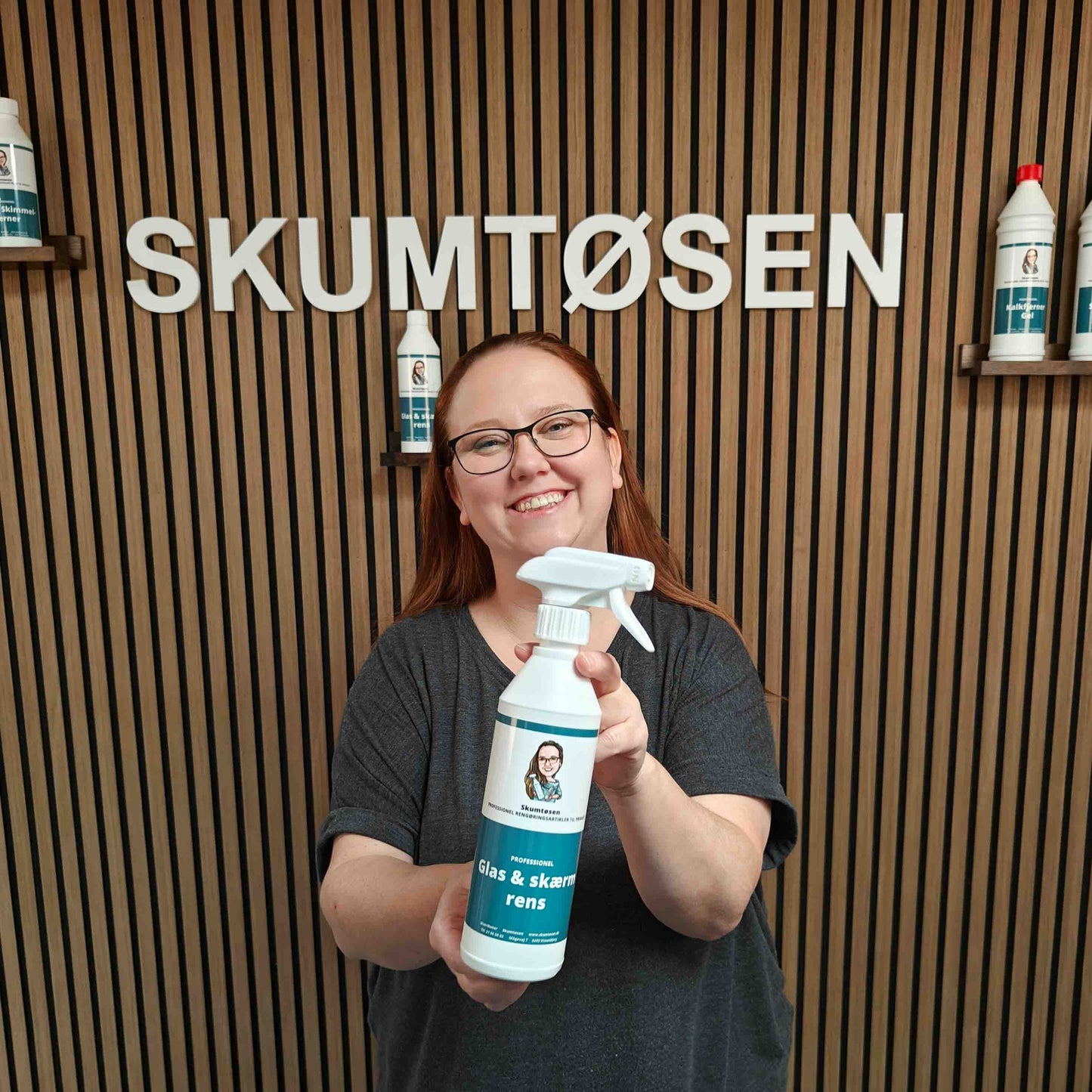 Skumtøsens glas rens til polering af spejle, vinduer, telefonskærme , computerskærme og fjernsyn. den er klar til brug og skal sprøjtes ud på emnet og poleres væk med en mikrofiber klud