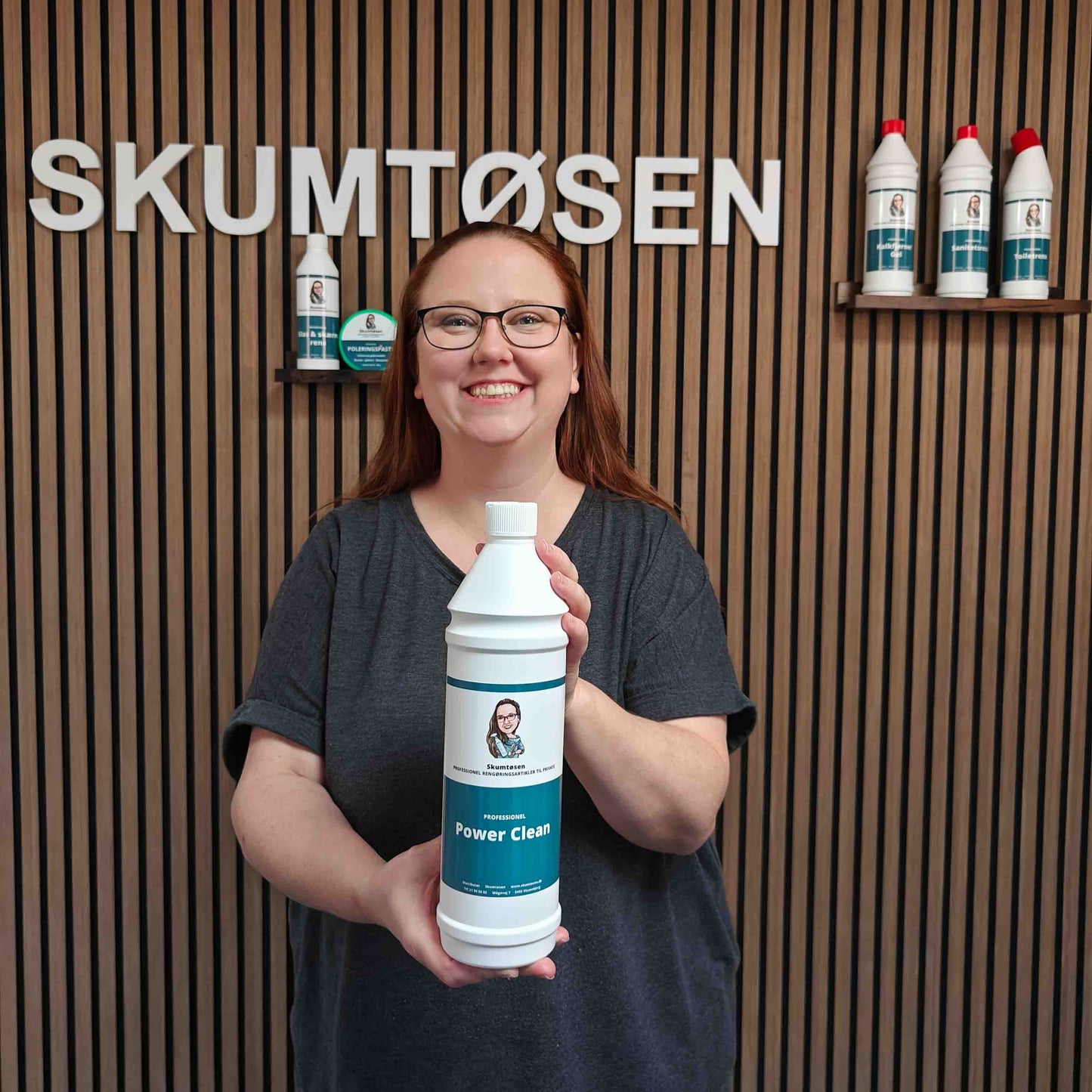 På billedet vises en flaske Skumtøsens powerclean som er en kraftig gundrens. som bruges til at rengøre alle overflader som er meget beskidte. Den professionelle formel er udviklet til at fjerne fedt og skidt. bruges til rengøring af airfryer og emme hætte filtre