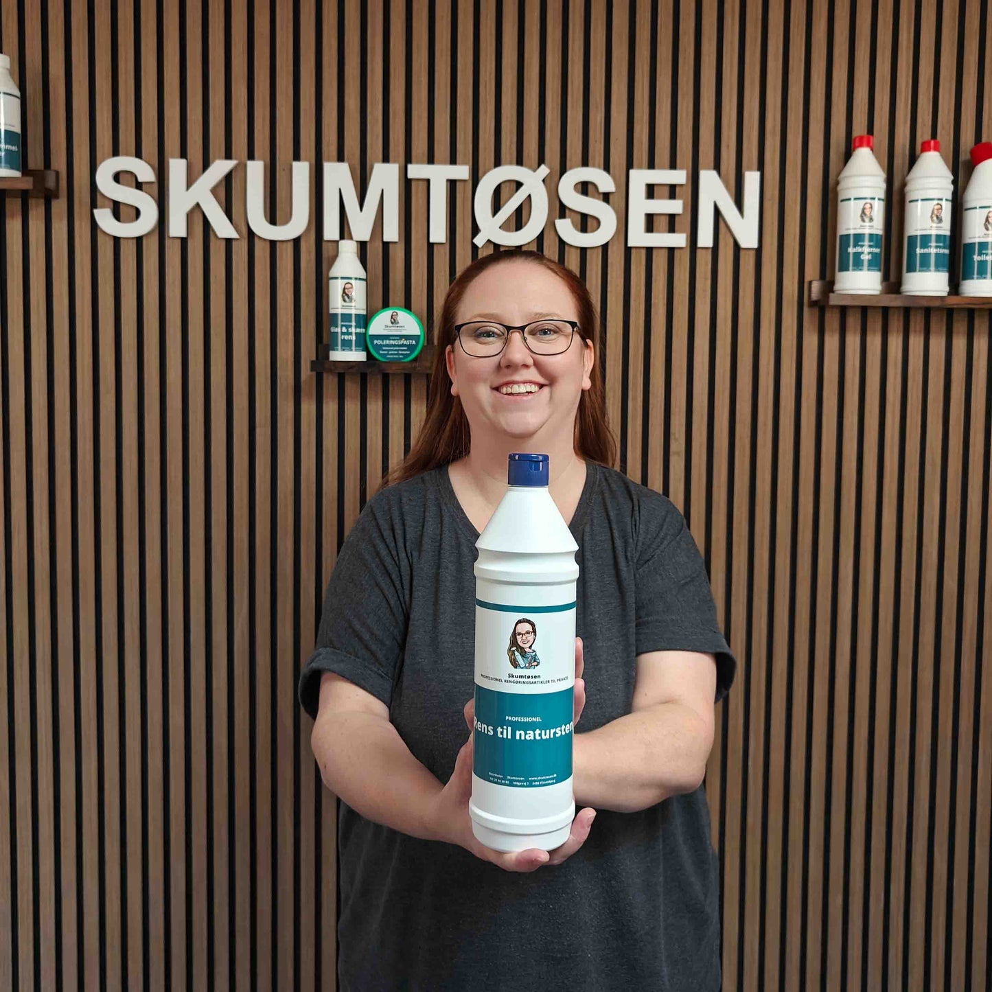 Skumtoesens rens til natursten er en speciel sæbe som er udviklet til at fjerne kalk og rengøre fliser og bordplader som er lavet af natursten. skiffer, marmor og terrazzo materialer som ikke kan tåle syre som kalkfjerner.