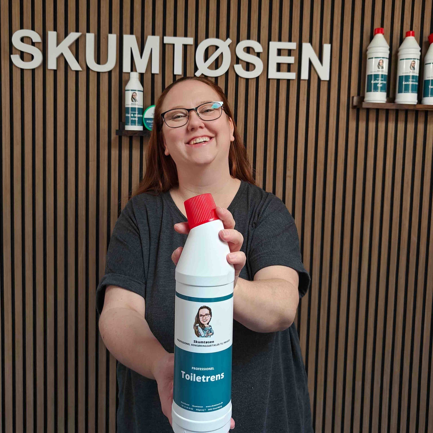 Skumtoesens toiletrens er en professionel toiletrens som er udviklet til at fjerne kalk, urinsten og skidt i toilettet. Skumtoesens toiletrens beskytter og forlænger holdbarheden af toilettet og er nemt at hælde ud af flasken.