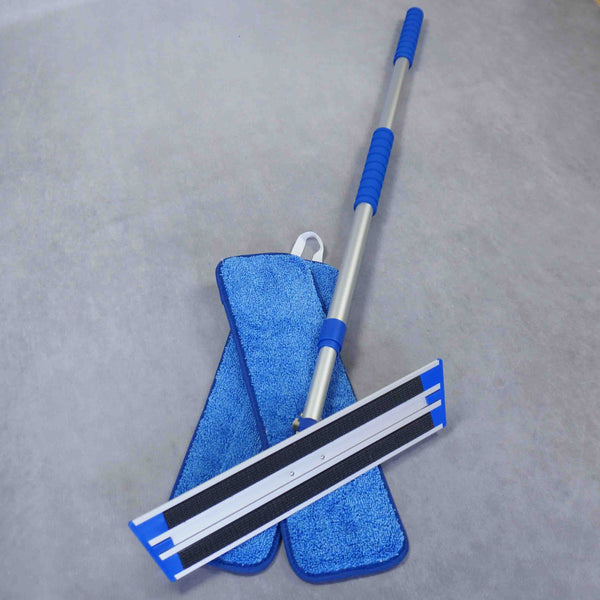 Letvægts gulvmoppe sæt: teleskopskaft i aluminium med blå greb, moppehoved med velcro og 2 blå mikrofibermopper
